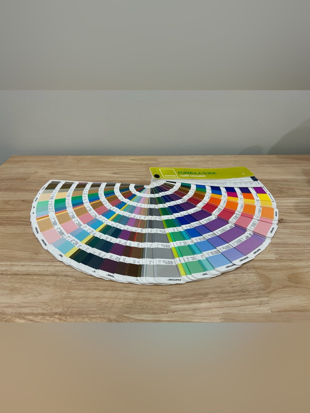 Pantone Formula Guide Solid Uncoated Fourth Edition 1,114 Colors